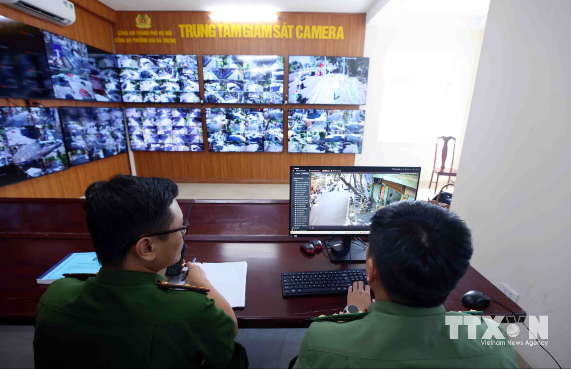 Việc kết hợp tuần tra trực tiếp cũng như giám sát bằng camera góp phần nâng cao hiệu quả giải quyết các nội dung thuộc về 5 điểm nghẽn, trong đó tập trung vào trật tự đô thị và ùn tắc giao thông. (Ảnh: Phạm Kiên/TTXVN)